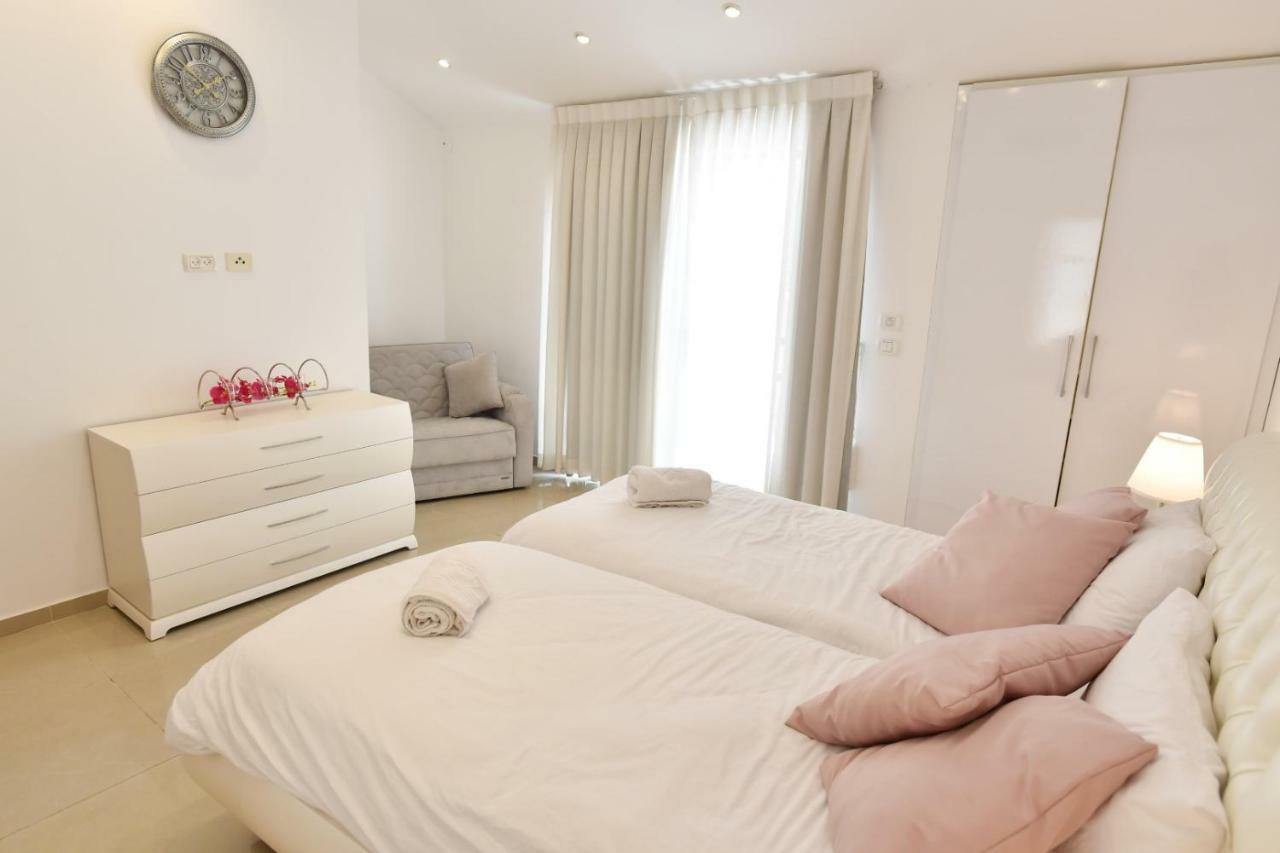 Saidoff, Amazing 4 Bedroom 3 Bath In City Center, Pool, Parking!!! Yerusalem Bagian luar foto