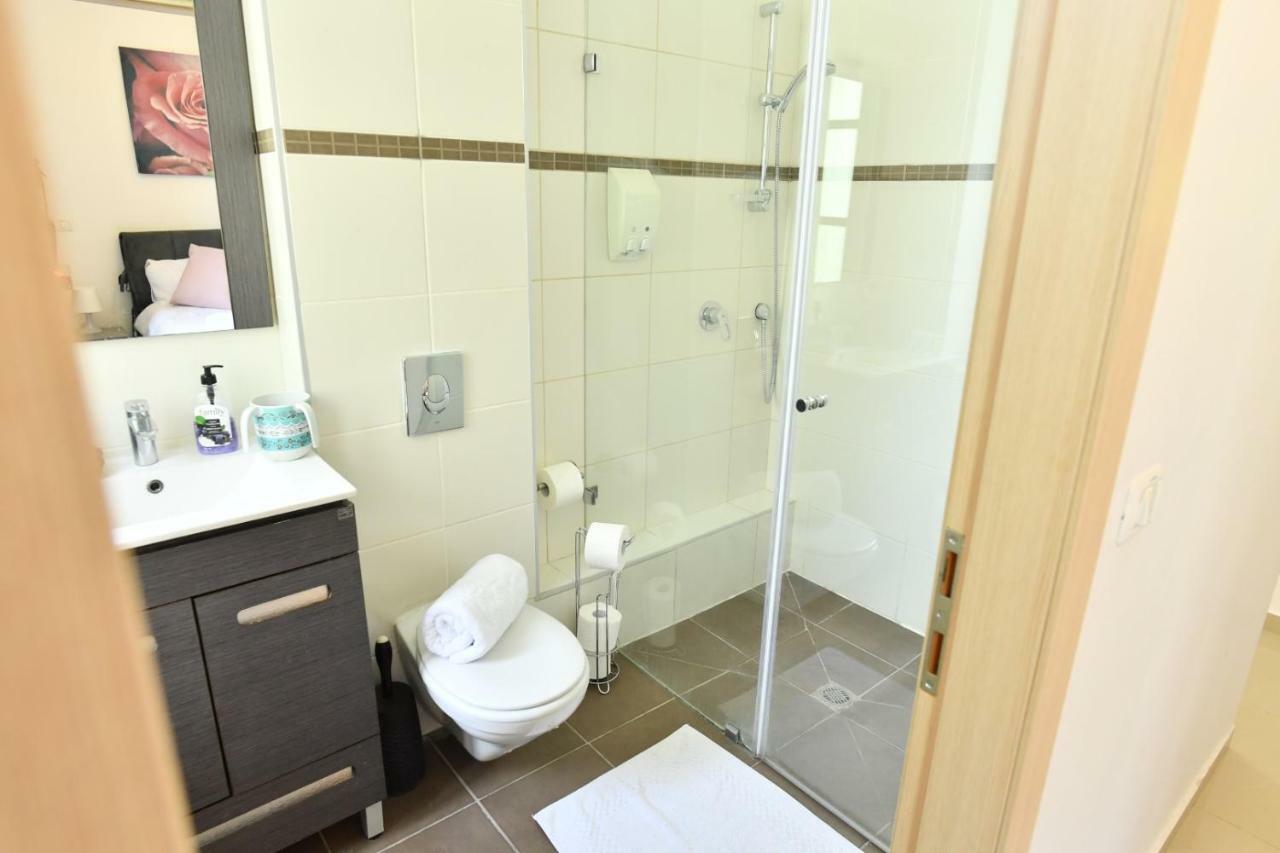 Saidoff, Amazing 4 Bedroom 3 Bath In City Center, Pool, Parking!!! Yerusalem Bagian luar foto
