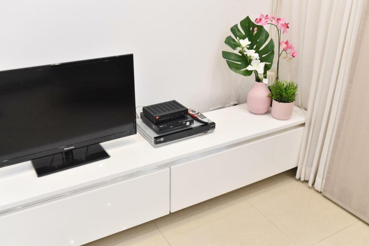 Saidoff, Amazing 4 Bedroom 3 Bath In City Center, Pool, Parking!!! Yerusalem Bagian luar foto
